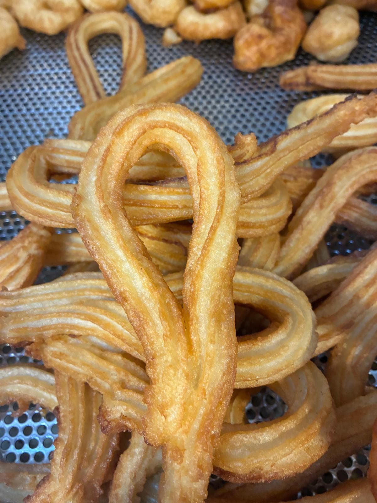 Churros recién hechos en el escurridor — Churrería Susi