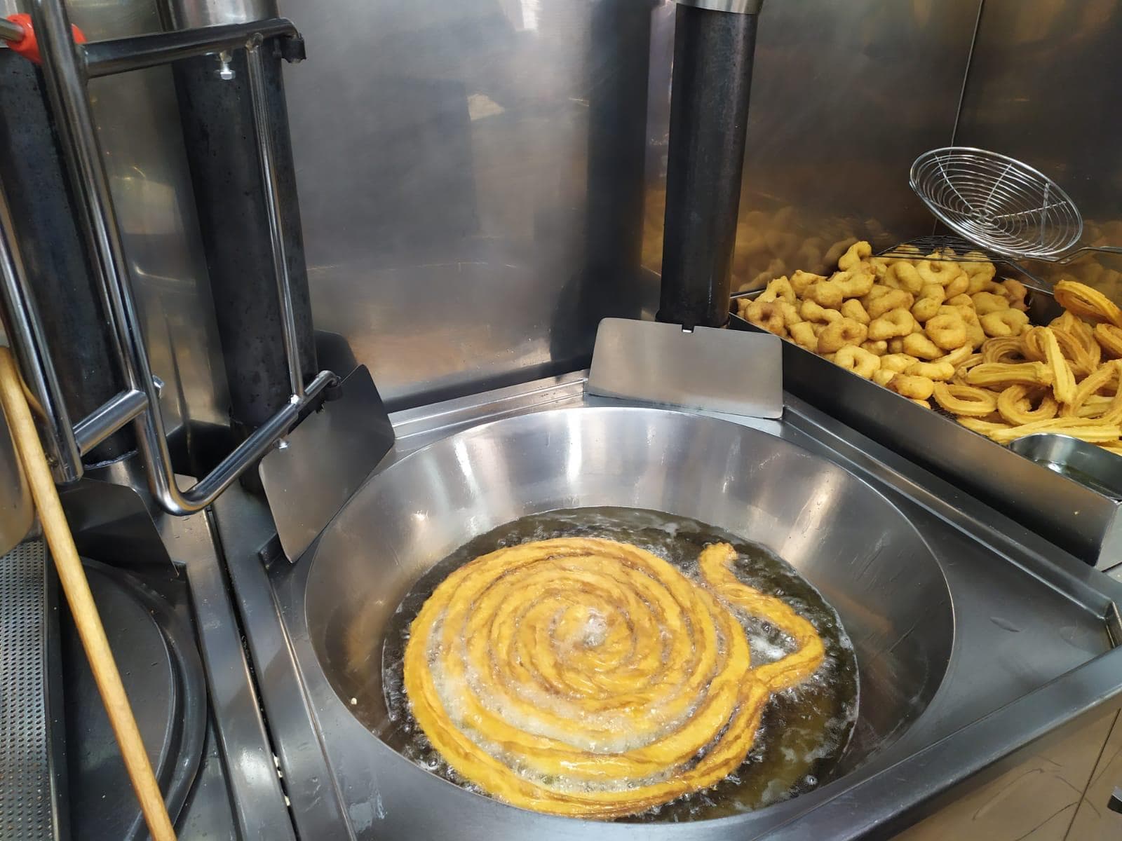 Porras formándose en la freidora — Churrería Susi